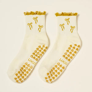 Chaussettes de Pilates ODM pour femmes, antidérapantes, en coton, chaussettes mi-mollet, motif lettres, usage quotidien, respirantes, écologiques, antibactériennes, Vietnam - Product Image 4