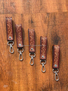 Porte-clés en cuir élégant sculpté à la main Porte-clés en cuir imprimé floral en relief Accessoires en cuir outillé Porte-clés mignons - Product Image 3