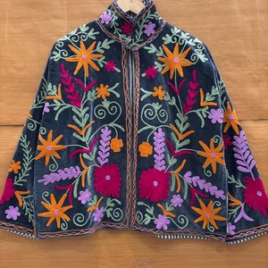 Chaqueta Corta de Terciopelo Gris Oscuro de la Colección Premium para Mujer con Bordado Multicolor - Product Image 6