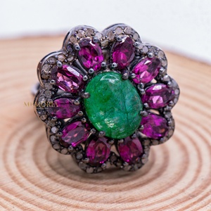 แหวนเงินแท้ 925 ประดับมรกตทรงรีและโกเมนรูปดอกไม้ ดีไซน์สวยงามจาก Memoria Jewels ขายส่ง - Product Image 1