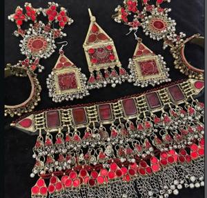 Collection de bijoux ethniques afghans ornés de pierres précieuses rouges rubis et de pendentifs en pièces de monnaie anciennes, avec fil tressé complexe - Product Image 4