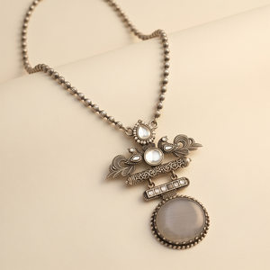 DIVYORO Collier classique gris orné d'un motif paon oxydé à longueur réglable pour femme - Product Image 1