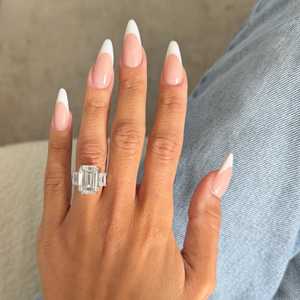 Bague de fiançailles et de mariage en or avec diamant de laboratoire taille émeraude de 12 carats pour femme |   Bijoux de Mariage de Luxe en Cadeau - Product Image 3