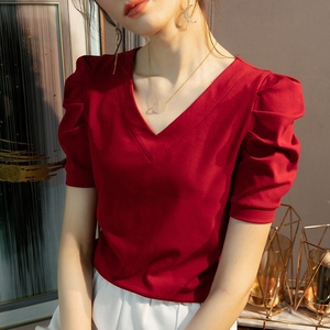 T-shirt rouge à col en V et manches bouffantes pour femmes, coupe ajustée, en satin, manches courtes, style élégant, pour le printemps et l'été - Product Image 1