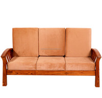 Canapé moderne en bois et velours avec coussins confortables, design gonflable, parfait pour créer un salon chaleureux pour une utilisation scolaire