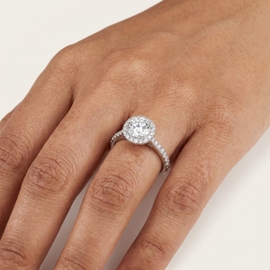 Anillo de Compromiso de Diamantes Redondos Brillantes de Platino para Mujer con Halo y Diamantes Laterales, Certificado IGI, Estilo Clásico - Product Image 4