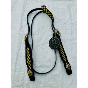 Conjunto de cabezada de una oreja y pechera de cuero negro estilo western para caballo con incrustaciones a cuadros amarillos y conchos de diamantes de imitación, equipo ecuestre - Product Image 4