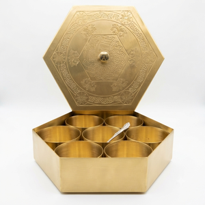 Caja de Masala de Latón Hecha a Mano con 7 Recipientes para Especias, Organizador de Especias Indio Grabado, Masala Dabba para Cocina, Venta al Por Mayor OEM - Product Image 1