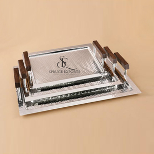 Juego de bandejas apilables de metal plateado con diseño martillado, forma rectangular con elegantes asas de madera, bandeja de lujo para servicio premium. - Product Image 1