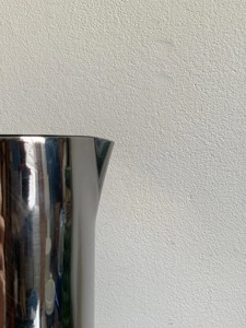 Jarra de acero con acabado plateado artístico, elegante utensilio de servir, perfecta para anfitrión en eventos especiales y para regalar, procedente de la India. - Product Image 2