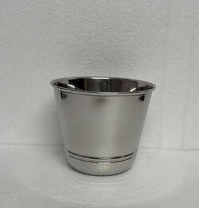 Gobelet moderne en acier inoxydable à effet martelé avec poignée, design de luxe contemporain, forme conique, finition polie miroir pour usage domestique - Product Image 3
