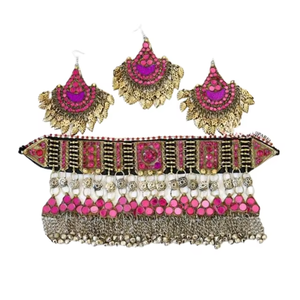 Magnifiques boucles d'oreilles tribales afghanes rose magenta avec des pampilles, ornées de perles complexes et de fils soyeux en cascade - Product Image 5