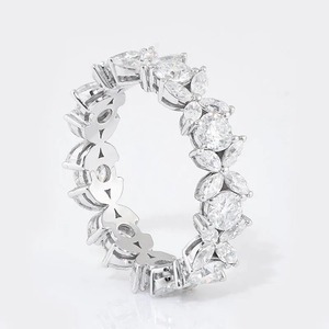 Bague de fiançailles haut de gamme avec diamant rond central, bague plaquée argent massif, disponible au meilleur prix - Product Image 5