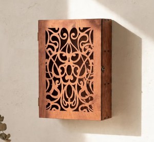 Mueble de Baño de Madera para Montar en la Pared con Puerta Tallada, 3 Estantes para Almacenamiento de Medicamentos y Artículos Esenciales, Diseño Tradicional - Product Image 5