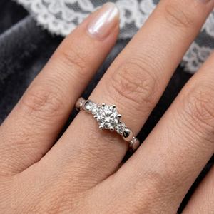 แหวนแต่งงาน/หมั้นเพชรแท้ทองคำขาว 18k ดีไซน์คลาสสิคหรูหราจากฮ่องกง ข้อเสนอสุดพิเศษสำหรับวันครบรอบ - Product Image 2