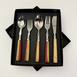 Ensemble de couverts réutilisables en acier inoxydable poli miroir avec manche en résine et bois pour mariages et banquets - Product Image 1