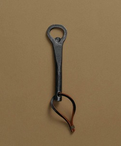 Ouvre-bouteille en métal au design élégant et finition résistante à la rouille pour une utilisation en cuisine, bar et restaurant - Product Image 1