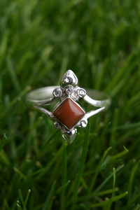 Anillo Minimalista Boho Hecho a Mano en Plata de Ley 925 con Cornalina Roja Natural, Anillo de Compromiso Chapado en Oro Amarillo y Rosa para Ella - Product Image 4