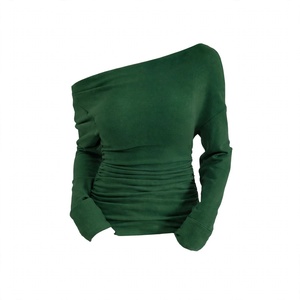 Top de un solo hombro con manga larga y fruncido para mujer, estilo casual urbano, ajuste ceñido, escote asimétrico, ropa de diseñador, moda y tendencia. - Product Image 1