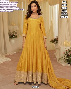 Robe Anarkali en soie jacquard brodée Bandhani pour femme, coupe régulière, longueur ras du sol, élégante, toutes saisons, pour mariage et fête, par Roshan Gulzar - Product Image 1