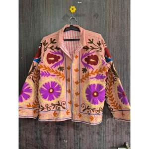 Abrigo de terciopelo Suzani hecho a mano por Lavinas, reversible, con bordado floral, estilo bohemio, chaqueta de lujo vintage para mujer, regalo de Rajastán para el invierno. - Product Image 3