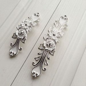 Poignées de meuble vintage européennes à motifs floraux et géométriques, en alliage de zinc blanc antique, pour tiroirs, commodes et armoires, installation facile - Product Image 1