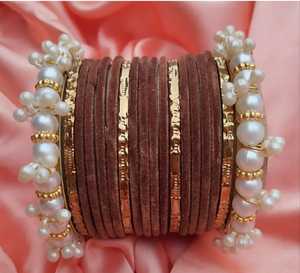 ชุดกำไลกำมะหยี่สีชมพูประดับมุกและลูกปัดทองสำหรับผู้หญิง - Product Image 4