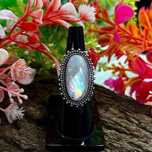 พลอยมูนสโตนทรงรีสีรุ้งสดใส เงินแท้ 925 งานแฮนด์เมด สไตล์โบฮีเมียน เครื่องประดับอัญมณี รับรองโดย IGI ของขวัญสำหรับเธอ - Product Image 2