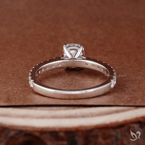 Anillo de Compromiso Elegante con Diamante Cultivado en Laboratorio, Corte Alargado, Oro Blanco de 10K, 1CT, Certificado IGI, Banda Pavé Tipo Catedral, Anillo Nupcial - Product Image 3