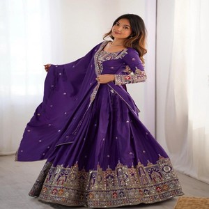 Conjunto de Lehenga Choli y Dupatta VASTRA COTTAGE Chinon, Semibordado, Color Morado con Lentejuelas y Encaje, Ropa Étnica para Mujer - Product Image 4