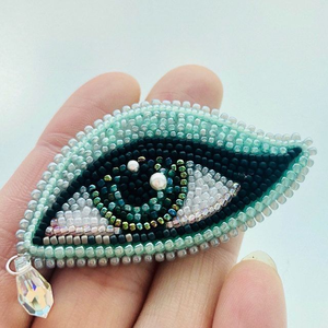 Broche Moderno Hecho a Mano con Bordado y Cuentas de Cristal Decorativas para Ropa de Mujer - Product Image 3