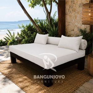 Chaise longue d'extérieur moderne avec coussins en polyester blanc, structure en teck, style côtier, sans accoudoirs, dossier solide, résistant aux UV - Product Image 1