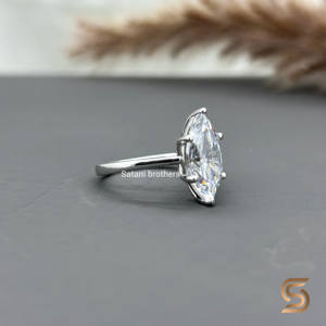 Anillo de Compromiso y Boda con Moissanita Corte Marquesa, Oro 18K con Baño de Rodio, Engaste Catedral, Diseño Elevado, Lujoso, Elegante y Atemporal - Product Image 3