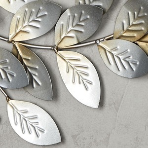 Elegante Corona Floral Metálica, Impresionantes Hojas y Flores Metálicas Plateadas y Doradas, Decoración Moderna para Puerta Principal o Pared, Ideal para Invierno y Fiestas - Product Image 5