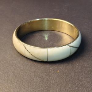 Elegante Brazalete de Hueso con Incrustaciones Diagonales y Detalle de Alambre de Latón Fino – Brazalete Artesanal Minimalista Hecho a Mano – Joyería Étnica Dorada - Product Image 2