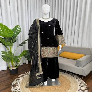 VASTRA COTTAGE Conjunto de Kurti de Terciopelo y Palazzo con Bordado de Lentejuelas y Dupatta de Seda Tibby Pesada, Diseño Étnico para Fiesta - Product Image 1