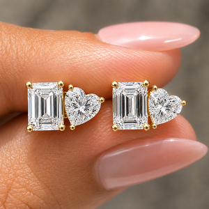Boucles d'oreilles clous en or 14K 18K avec diamant de laboratoire taille émeraude Toi et Moi, DEF VVS, certifiées IGI, avec accent latéral en forme de cœur, pour mariée, vente en gros - Product Image 1