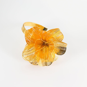 Anillo para servilletas de acero inoxidable de alta calidad, resistente al óxido, con textura floral, para uso a largo plazo. - Product Image 3