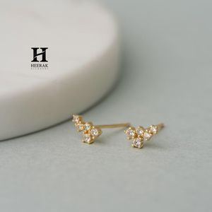 Boucles d'oreilles clous de luxe en grappe, clous d'oreilles minimalistes multi-pierres en diamant, bijoux délicats en or 14 carats pour femmes et tenues de mariée - Product Image 5