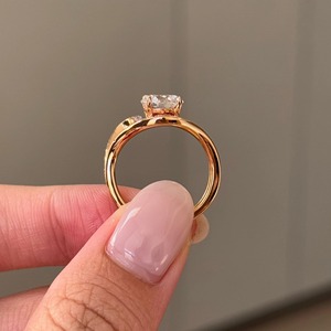 Anillo de compromiso de oro macizo de 14k con diamante de talla brillante redonda, halo y banda pavé, certificado IGI, moderno. - Product Image 6