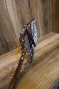 Pochette à main en cuir véritable fait main avec fourrure de vache – Pochette zippée style western marron et blanc avec bandoulière amovible - Product Image 4