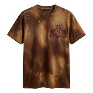 เสื้อยืดคอกลมแขนสั้นสีน้ำตาลลายไทไดสำหรับผู้ชาย พิมพ์ลายโลโก้ทรงปกติ ผ้าฝ้ายลำลอง - Product Image 1