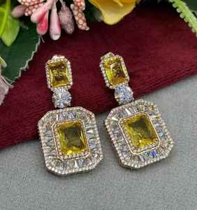 Pendientes de Diseño de Alta Calidad, Hermosos y Perfectos para Usar en Fiestas - Product Image 1