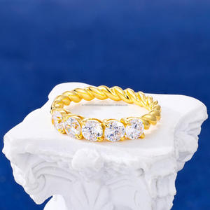 Bague de luxe en moissanite VVS à coupe ronde, cinq pierres, ton or, bande torsadée, élégante, pour fiançailles et mariage, pour femme - Product Image 1