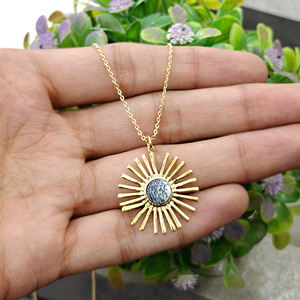 Collar al por mayor de joyería con colgante de piedra natural labradorita, ópalo dendrítico, ónix negro y rayos solares, con cadena chapada en oro de 18k - Product Image 5