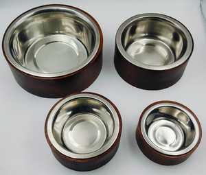 Gamelle moderne et écologique pour chien en bois de manguier avec finition couleur noyer, bol en acier et support en bois avec insert antidérapant - Product Image 6