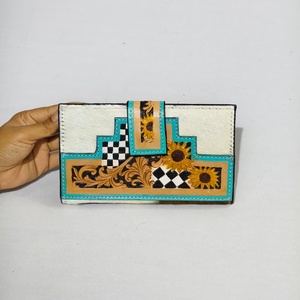 Cartera Larga de Cuero Genuino Hecha a Mano para Mujer, Estilo Bohemio con Patrón Geométrico y Flores en Relieve, Cierre de Hebilla - Product Image 1