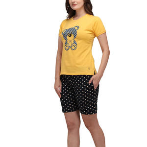 Conjunto de dos piezas cómodo de poliéster de secado rápido y ligero para mujer, camiseta de manga corta con cuello en V personalizada y pantalones cortos para uso al aire libre. - Product Image 2