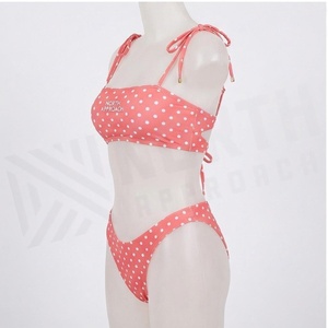 Ensemble de yoga 2 pièces imprimé papillon bleu avec finition dorée, body à col en V profond et jupe portefeuille longueur genou - Product Image 3