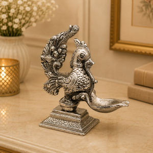 Brûleur d'huile décoratif traditionnel en métal argenté poli en forme de paon pour Diwali, Pooja, ou cadeaux spirituels de réception de la maison - Product Image 4